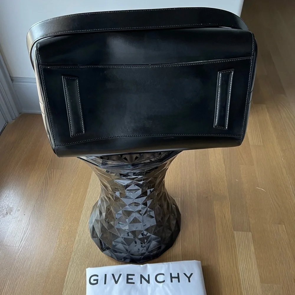 Givenchy Medium Antigona Satchel in Black - Picture 4 of 15